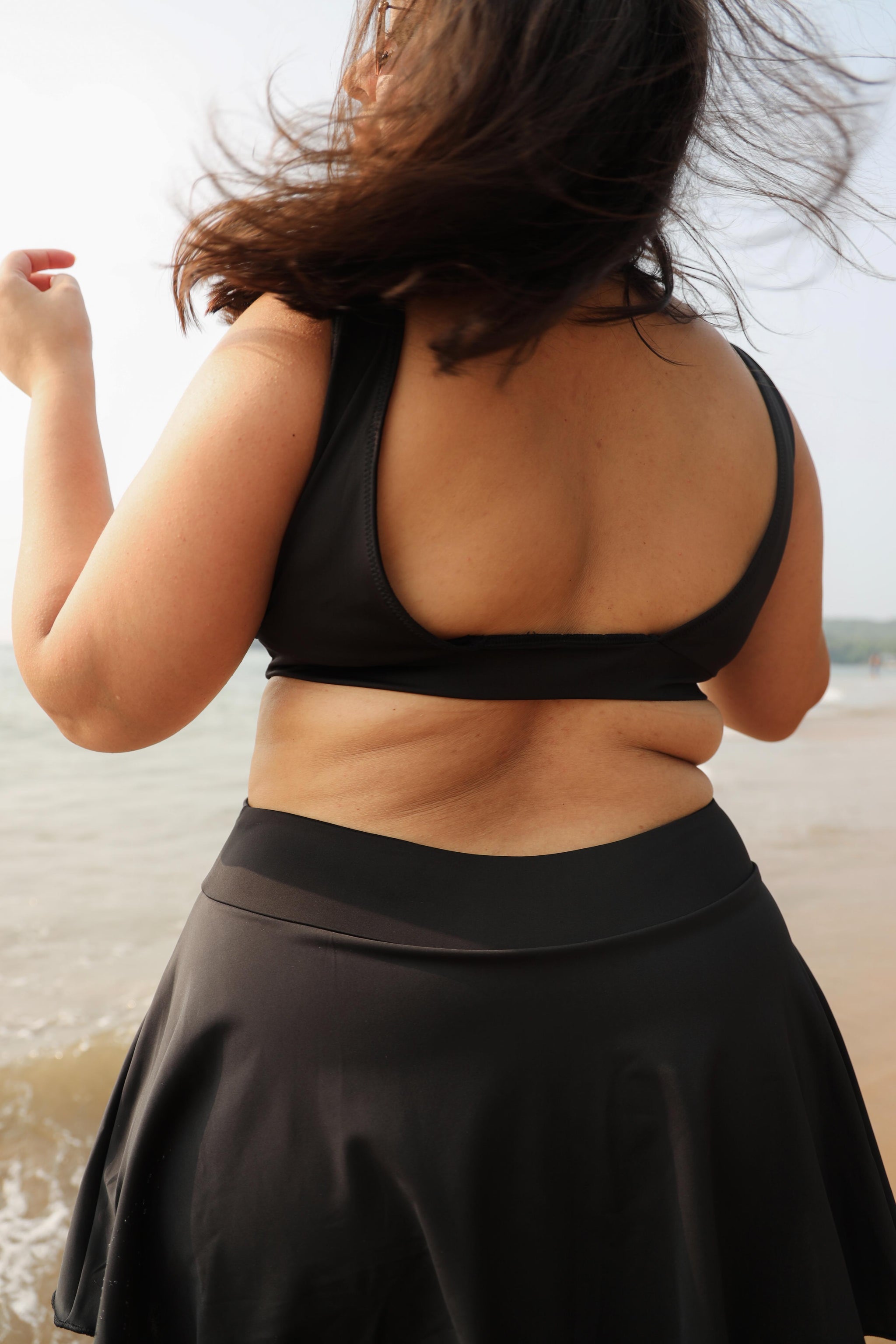 Curvy woman wearing a black beachwear 